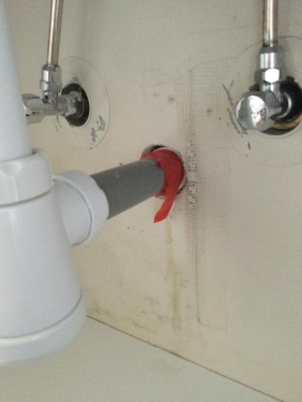 VVS under vasken på toilet og under håndvasken i køkken. I køkkenet er det vigtigst.