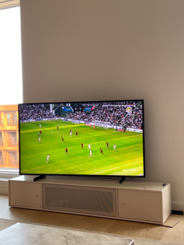 Ophængning af Samsung tv og lille Montana reol