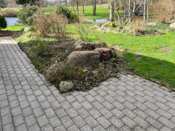 lugning i bede og lave kant mellem bede og græsplæne