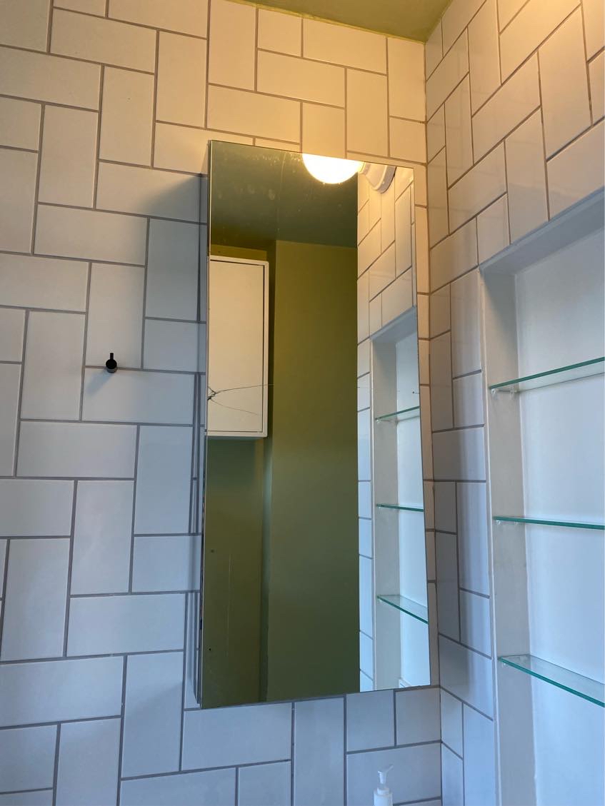 Reparation/udskiftning af spejl på skab