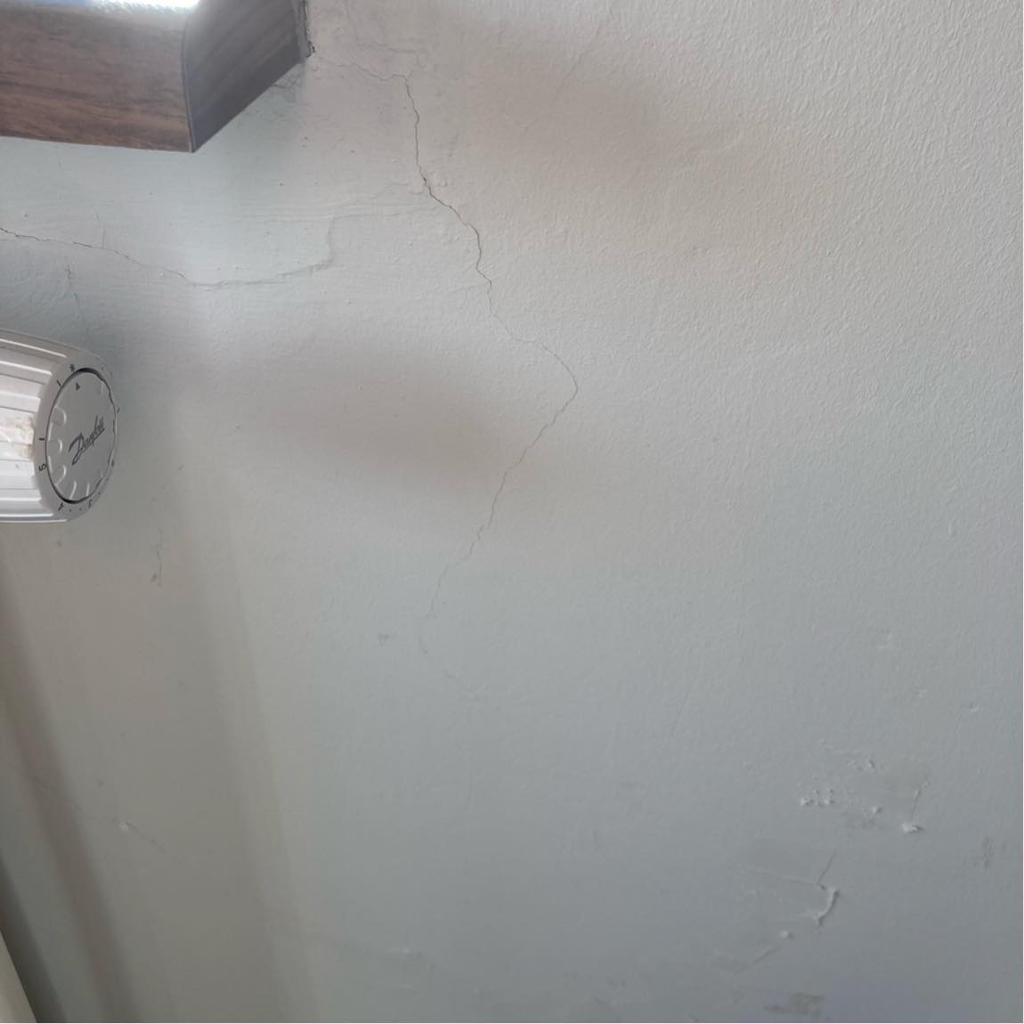 Reperation af revner i væg