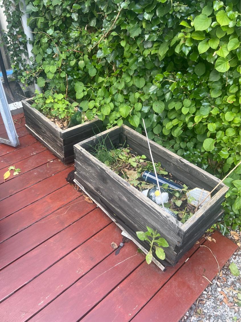 Hente haveaffald og to blomsterkasser