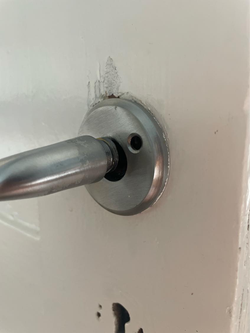 Skift håndtag i dør