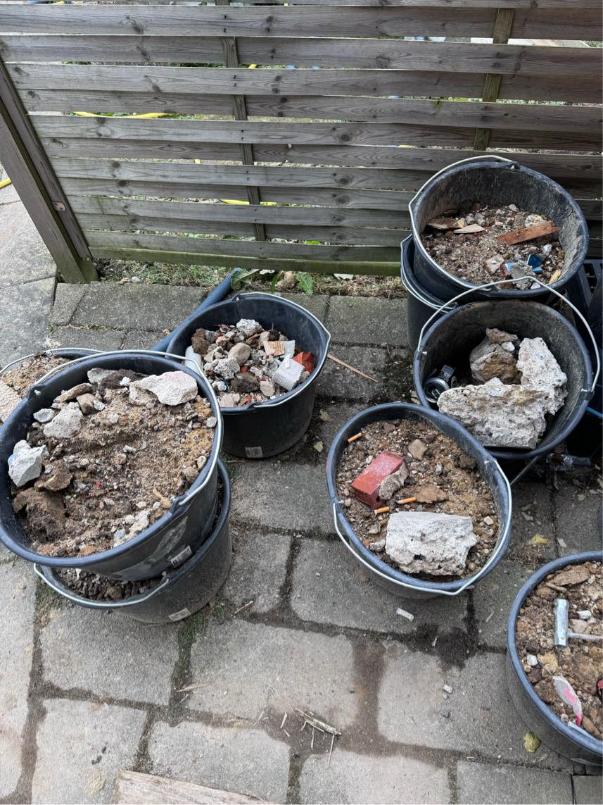 Fjerne loft i 2 rum og bortskaffe affald