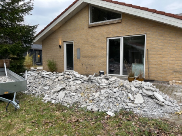 Vi har en bunke beton i haven fra et gulv vi har gravet ud. Det skal køres på genbrugspladsen.