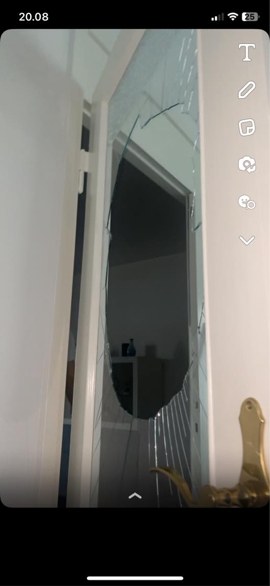 Hjælp til at reparere et ødelagt glas i en dør