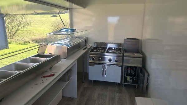montage af gaskomfur og friture i food truck