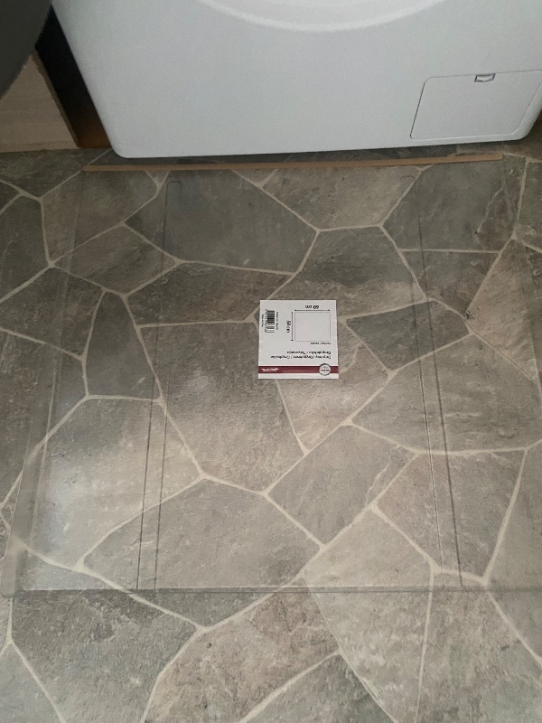 En hånd til at sætte det  drybbakke under vasker maskine samt bort kørsel af let lille sengebord