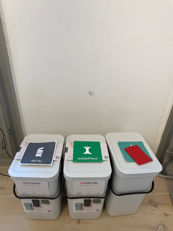 Ophængning af affaldsspande på væg