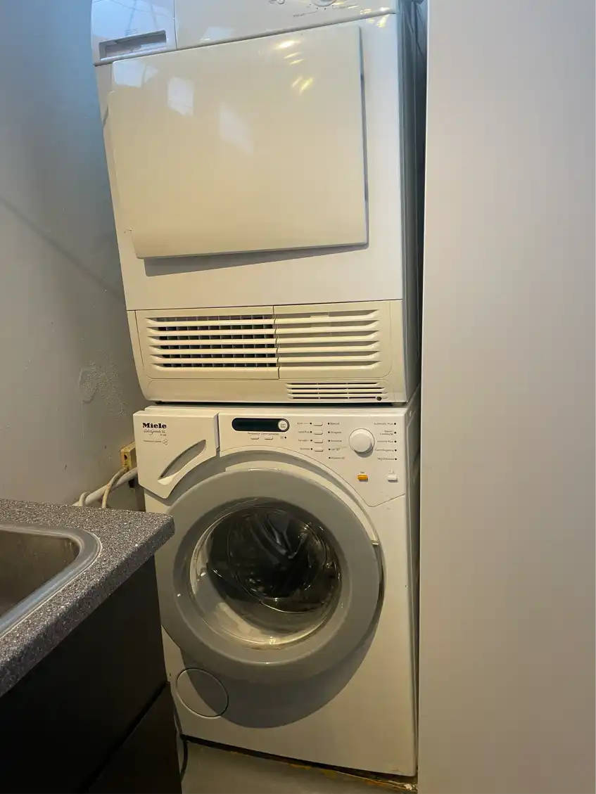 Forkortet og rykket bord med vask til at lave plads til at flytte vaskemaskine