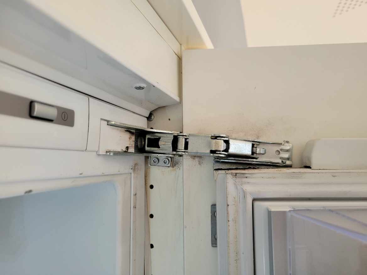 Skift af hængsler på køleskabslåge + lidt