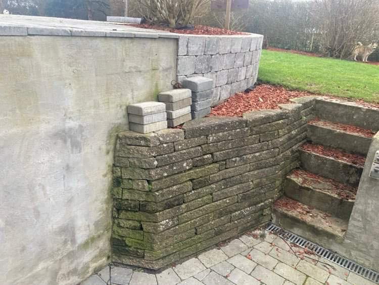 Etablering af støttemur og trappe