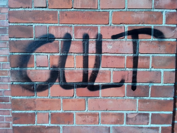 Fjernelse af graffiti på mur