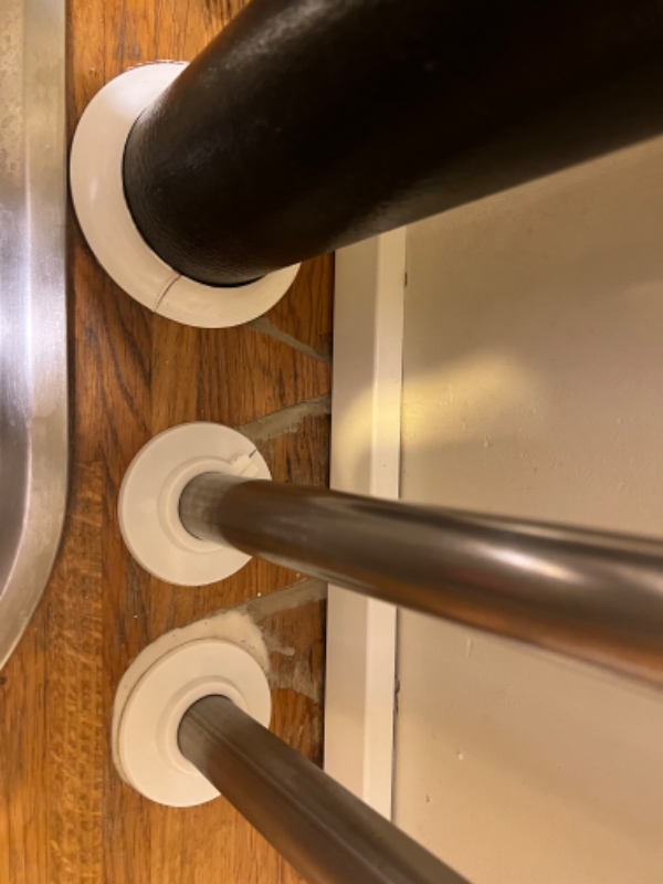 1. underlag omkring køkkenvask (evt. en slags vinyl på bordplade)