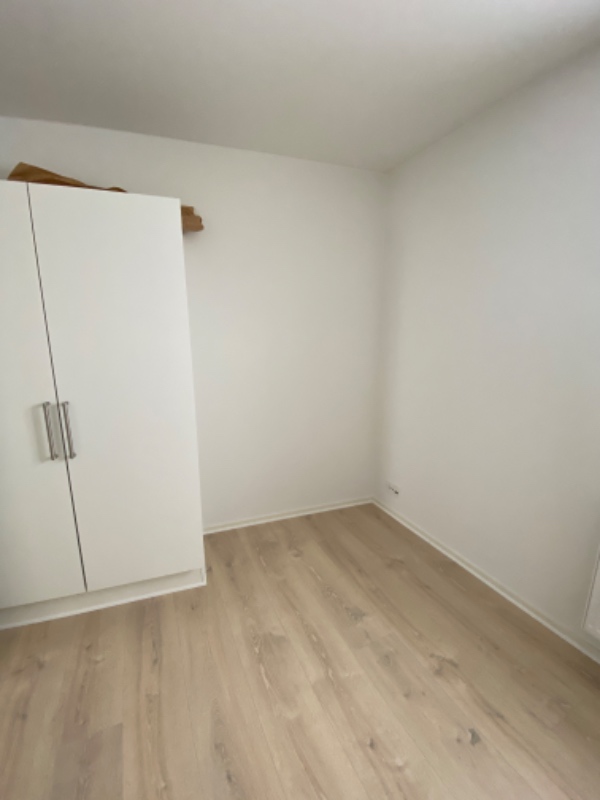 Opsætning af 2 + 1 hth klædeskab på 17 cm sokkel. Skabene er samlet. Blot monteres på sokkel og væg