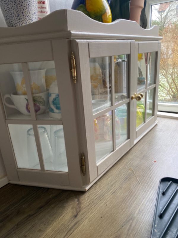 Hjælp til at hænge skal og hylde op.