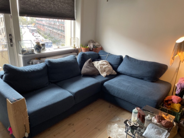 Skille sofa, bære den ned og køre den på genbrugsplads. 2 sal.