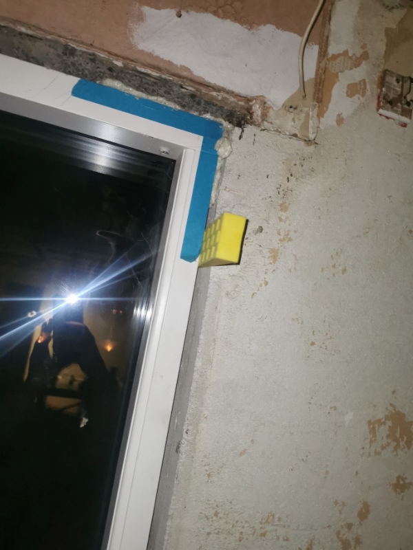 Pudset lysninger rundt om ny isatte vinduer