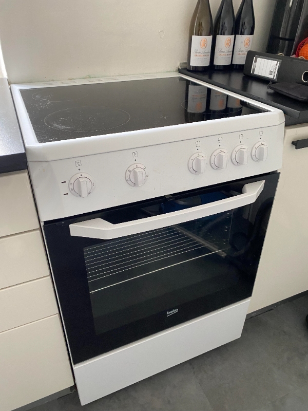 Nedrivning og bortskaffelse af lille køkken samt hvidevarer (i 2023)