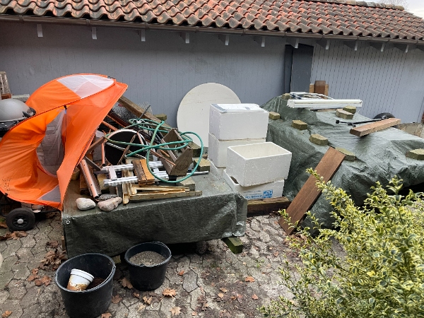ryddet have, skur og garage for affald, byggematerialer