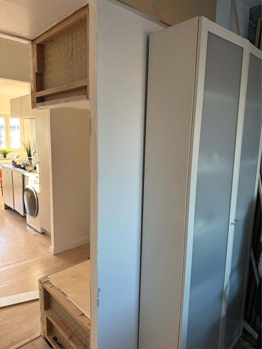 Opsætning af indbygget skydedør og plader til at dække af