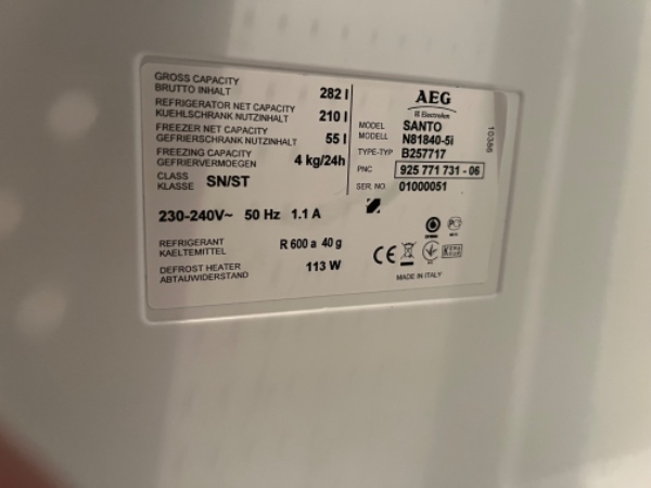 Nyt fryse-køleskab monteret i skab med låge