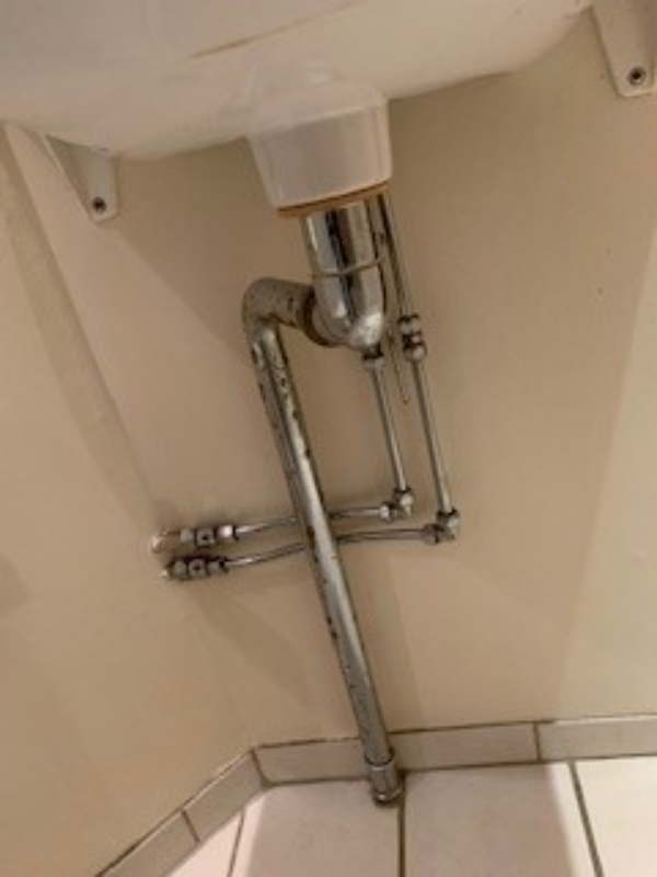 nyt blandingsbatterier (brus og håndvask) og nyt afløbsrør samt ny udsugningsugning, og