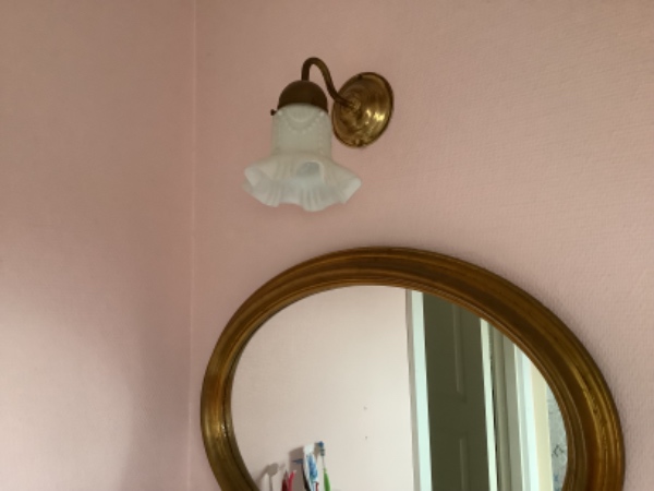 Skiftet en badeværelseshylde/glashylde.