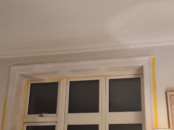 Opsætning af gardinskinner over to altandøre. Skinnerne skal også skæres til.