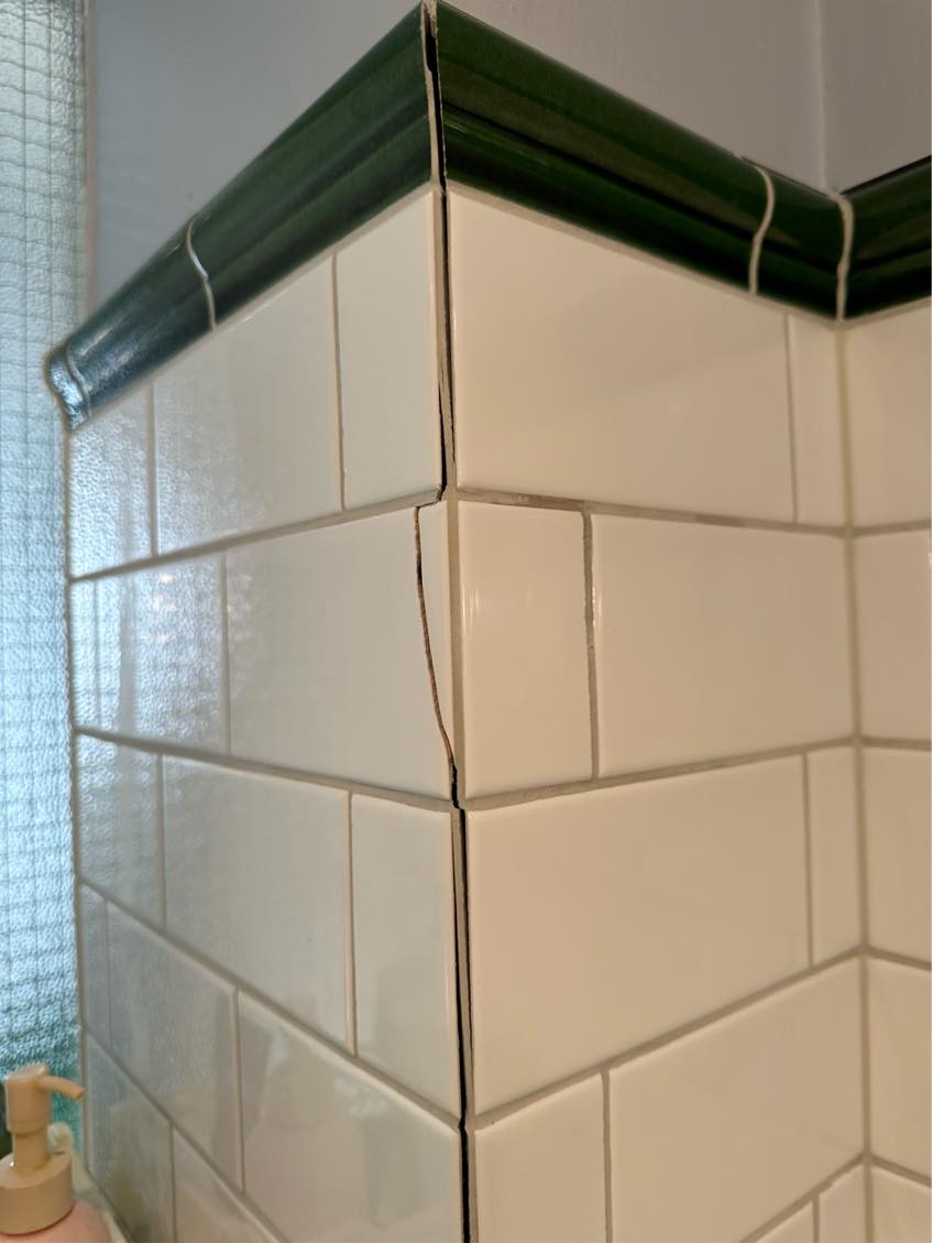 Håndtag og revne fuges (har selv fugemasse)