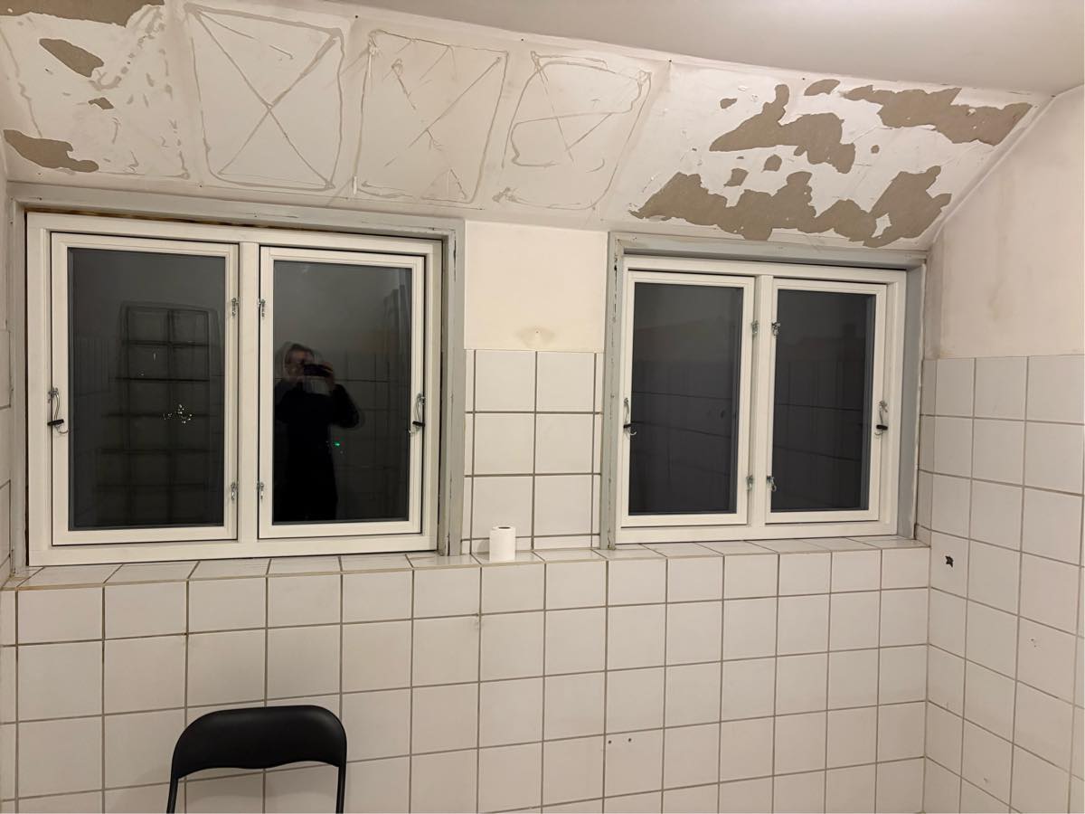 Opsætning af filt og efterfølgende maling på badeværelse