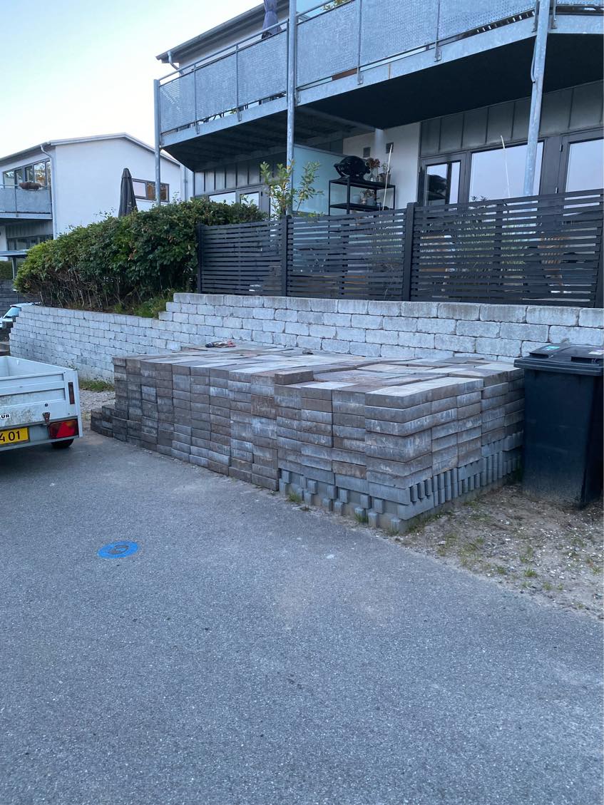 Vi skal have lagt 40 m2 fliser. Vi Har købt fliserne