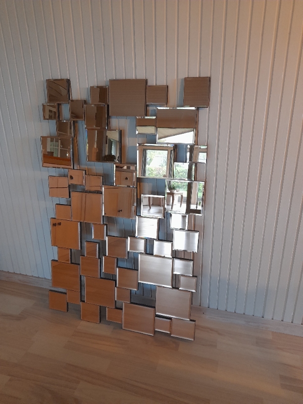 Hænge et spejl op på væggen  og sætte en ny vinduesliste på