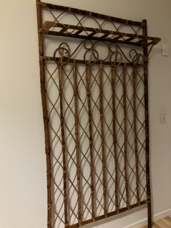 Ophæng et stort spejl, tre lamper, hjælp til beslag, fatning og ledningsmontering tre lamper