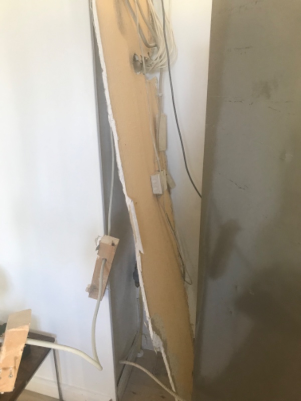 El efter nedrivning af væg