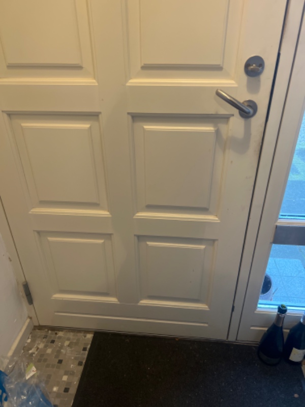 Vi vil gerne have monteret en kattelem i vores hoveddør - gerne så den kun åbner med chip