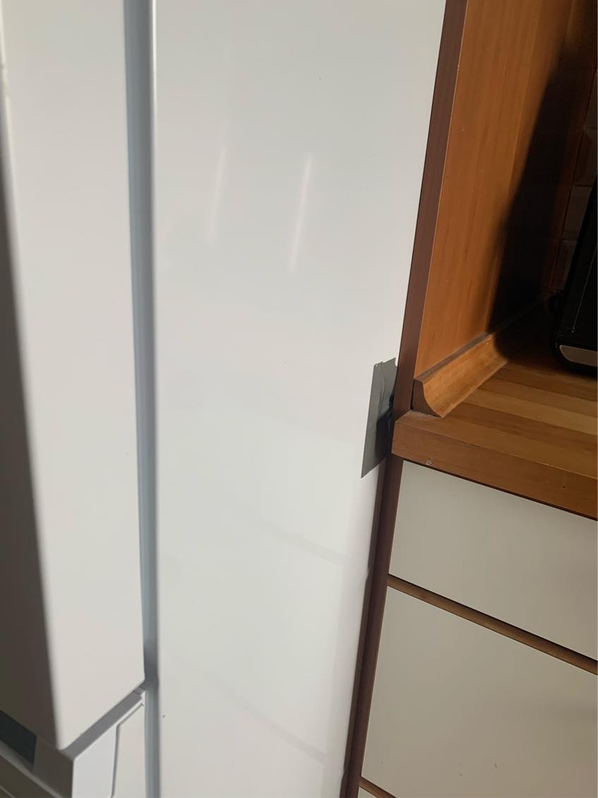 Køleskab skal på plads i skabsløsning der er lidt for lille