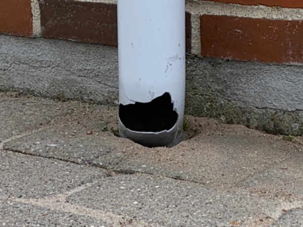 Reparation af nedløbsrør (udskiftning af nederste del)