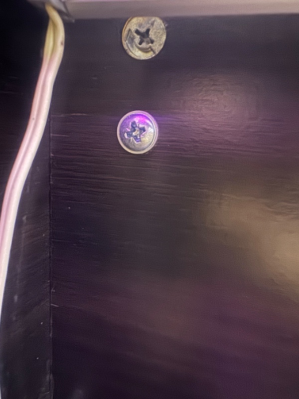 Stor skab skilleds ad og smides væk 