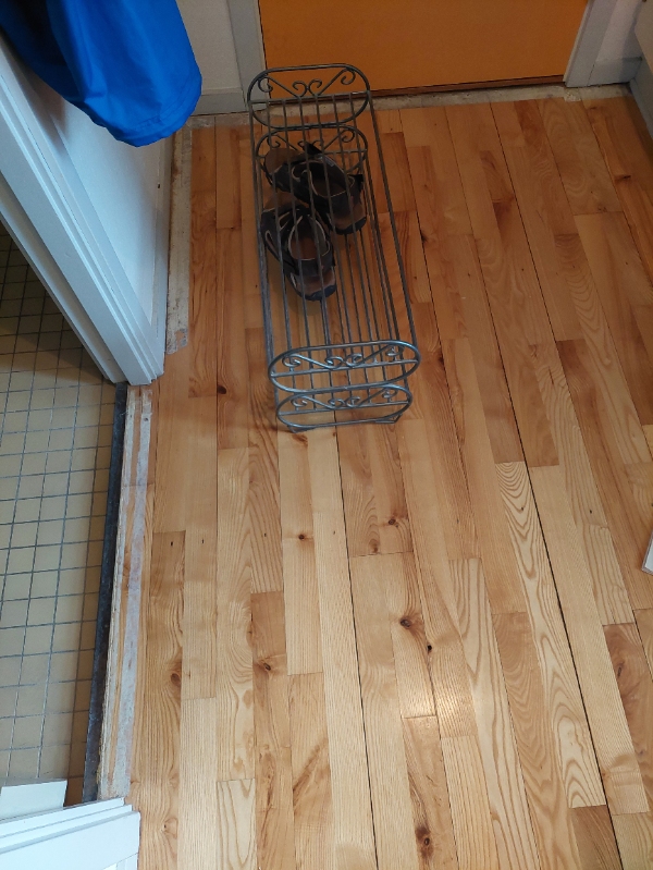 Gulvafslibning af 7, 5kvm gulv + 2 x silke matlak i entre. I stuen skal fjernes 3,5m x 53mm gulvtape