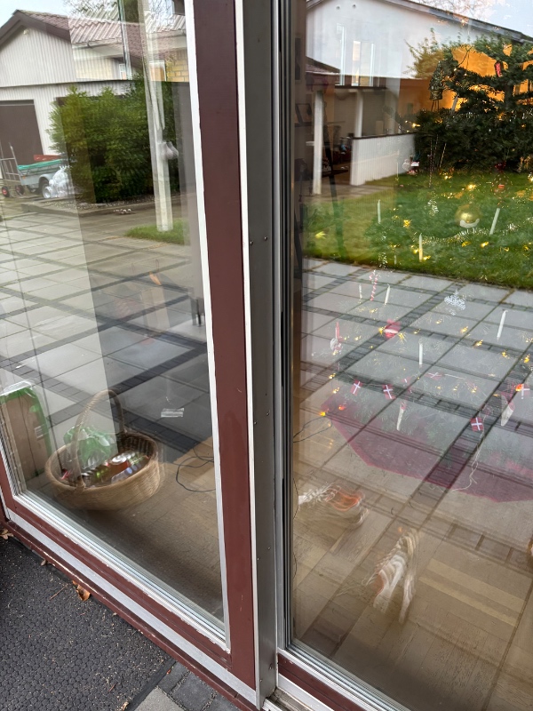 Skydedør sidder fast og kan ikke lukke. Muligvis er den hoppet ud af skinne