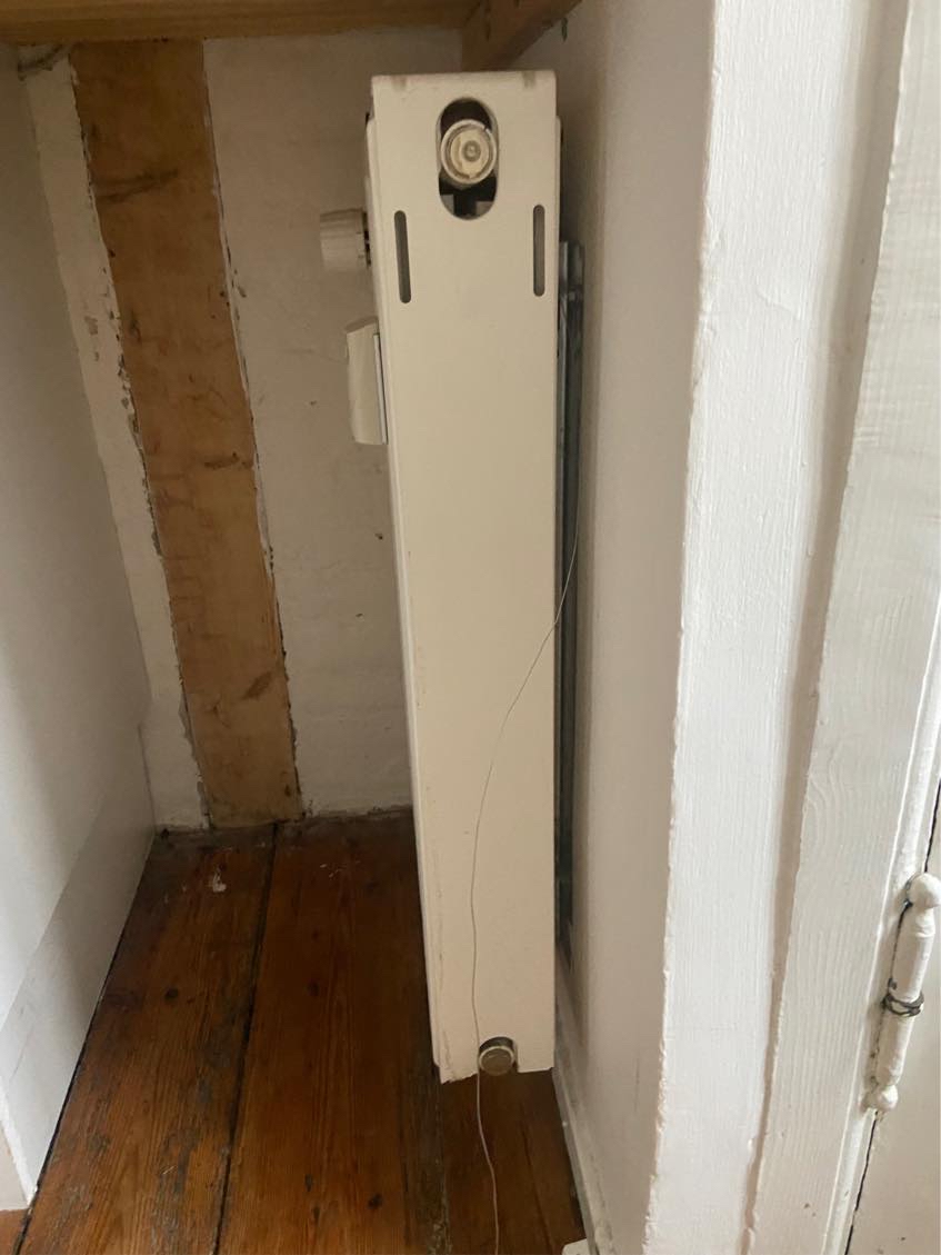 Afmontering af én radiator samt udskiftning af en anden radiator fra vertikal til horisontal