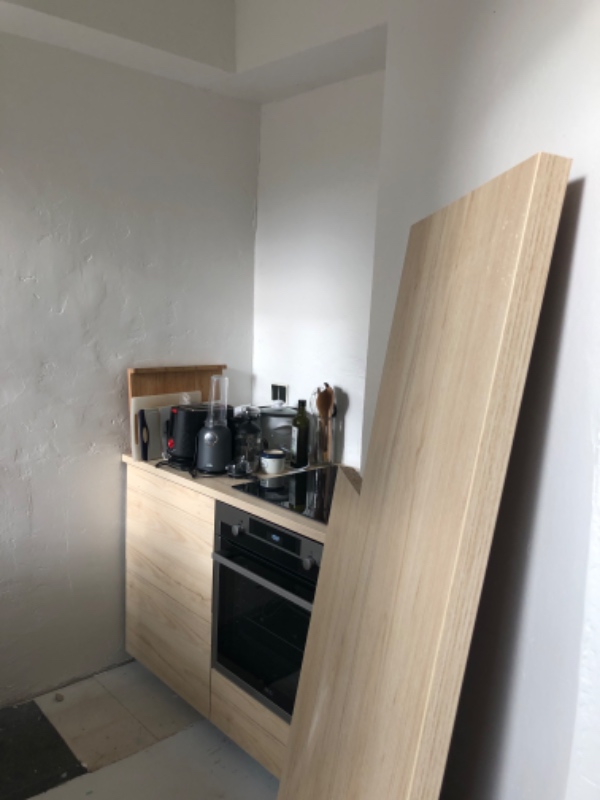 Skåret ud til køkkenvask/sætte bordpladen fast/sætte paneler på benene/sætte greb på.