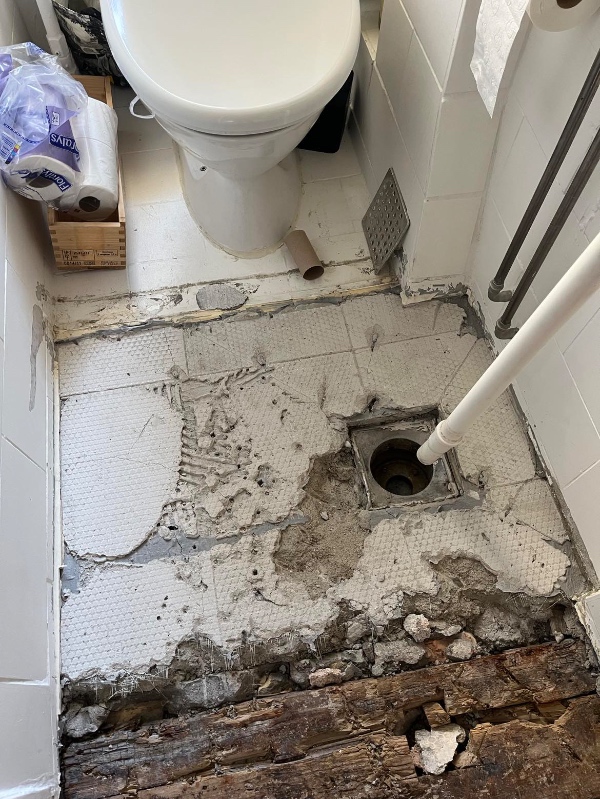 nyt afløb + håndvask rør og badeværelse rør indsat i væg