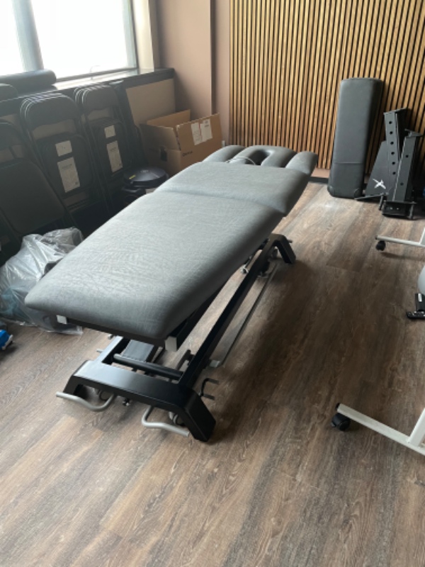 Løftet behandler briks fra stue til 2 sal