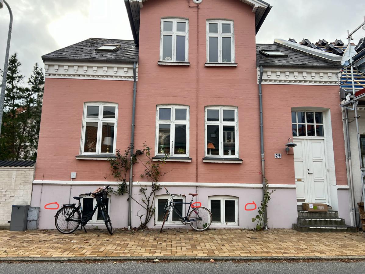 Montering af 3 x beslag på husfacade