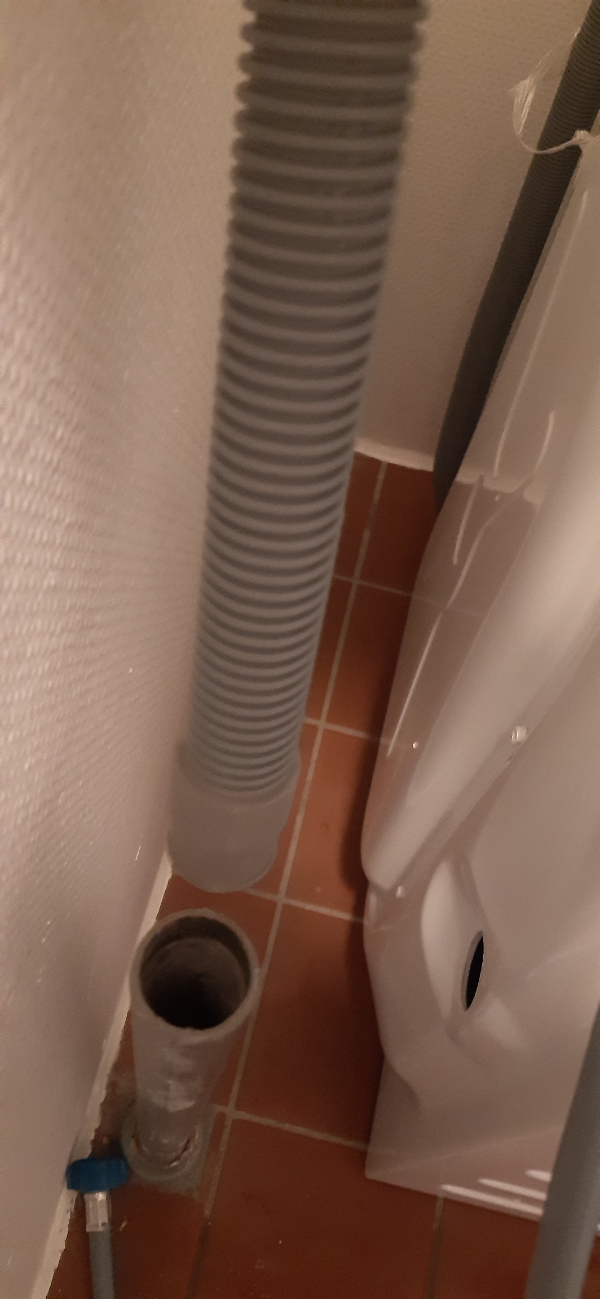 Vaskemaskine kan ikke monteres, hanen til vandudtaget sidder fast, afløbsslangen passer ikke i røret