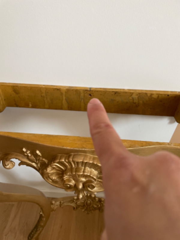 Bordet et hul i en beton væg og skruet en skrue ind til et væg bord. Og boret et hul til billede