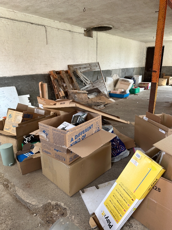 samling af ting og kørsel til lossepladsen