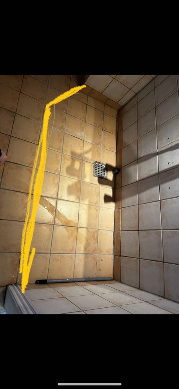 Hældning til badeværelses gulv og bruse kant